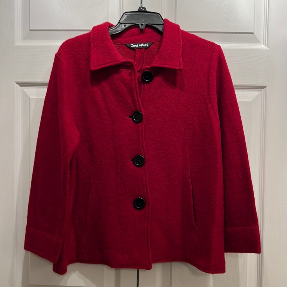 Short wool jacket with pockets